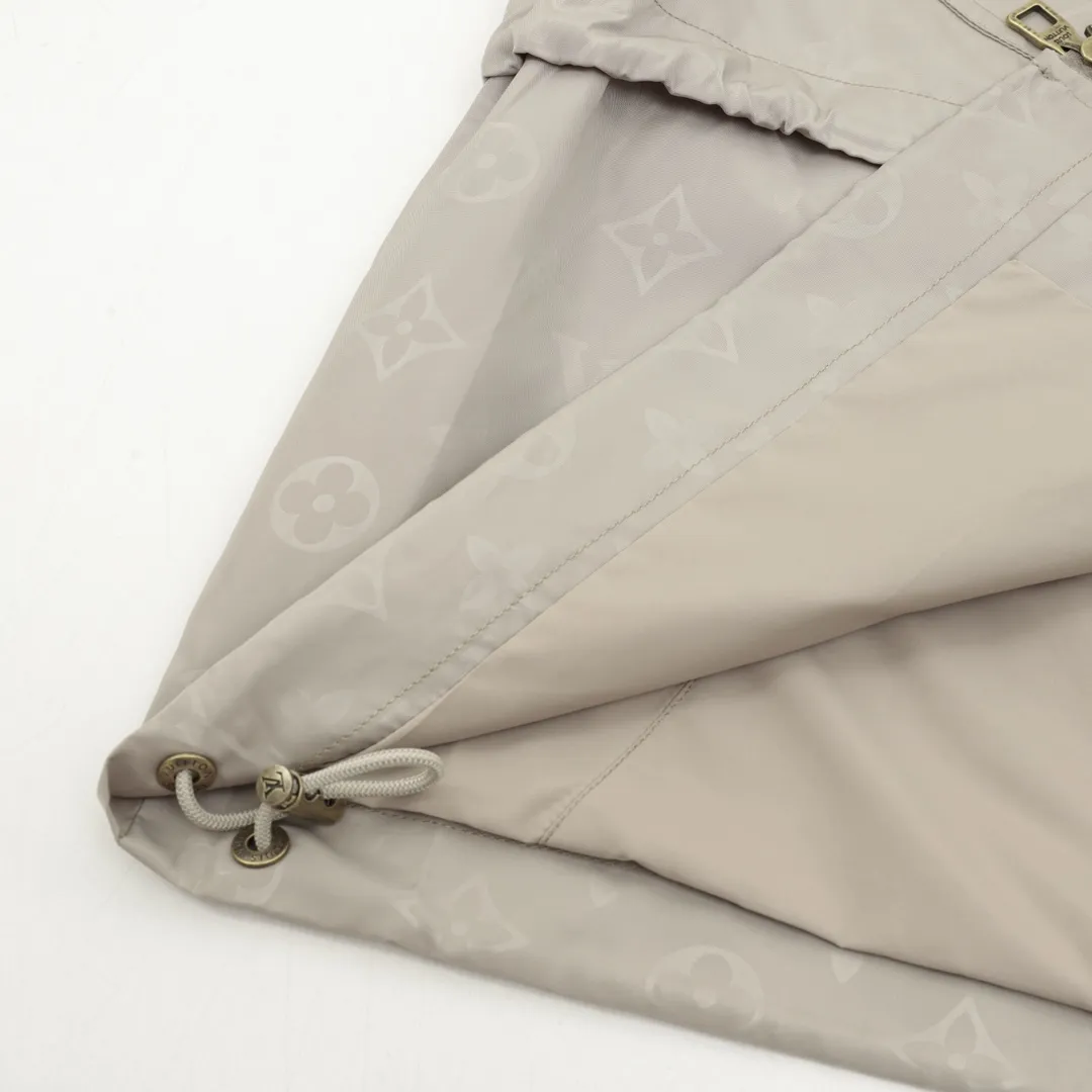 🅿️570 Louis Vuitton/Louis Vuitton All-over Printed Presbyopic Workwear Pocket Windbreaker Zipper Jacket Purchase the original version and have it printed immediately. The fabric is made of custom densely spun technical fabric that is light and thin, and the upper body is silky and breathable. Infrared positioning cutting, workwear-style windbreaker design, the upper body is invincible and versatile. All details are customized and developed, and all hardware and accessories are restored to ZP. Size：XS-L